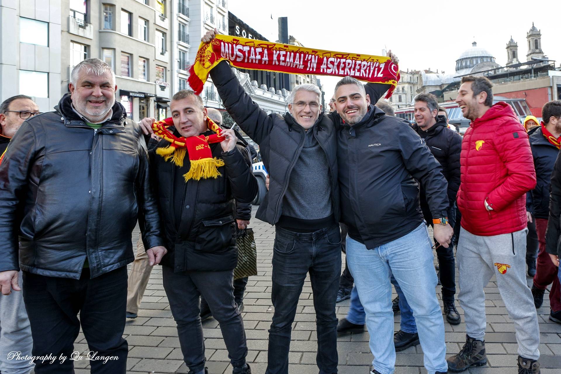 如意体育首页 :马赛球员举办公益活动，受到球迷热情欢迎