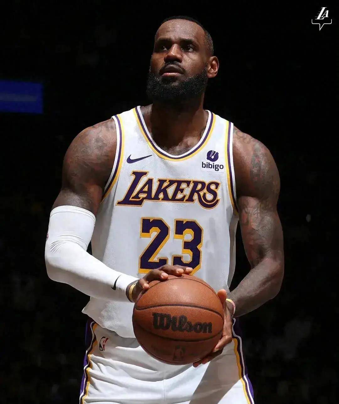 如意体育首页 :詹姆斯在篮网比赛中出色发挥，险胜引发热议！